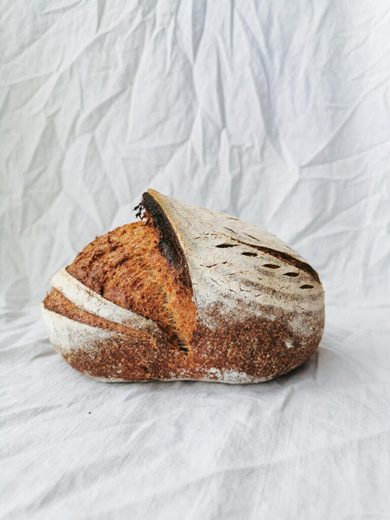 Lees meer over het artikel Easy 100% Whole Wheat Sourdough Bread